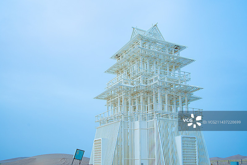 甘肃省武威市民勤县沙漠雕塑公园-沙漠中的雕塑图片素材