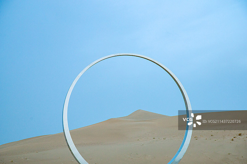 甘肃省武威市民勤县沙漠雕塑公园-沙漠中的雕塑图片素材