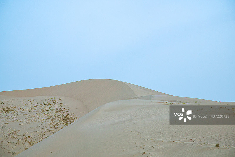 甘肃省武威市民勤县沙漠雕塑公园-沙漠中的雕塑图片素材