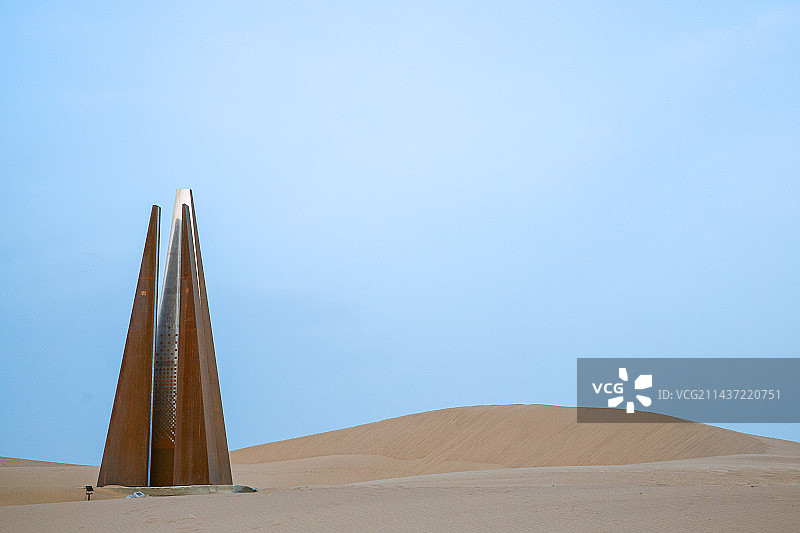 甘肃省武威市民勤县沙漠雕塑公园-沙漠中的雕塑图片素材
