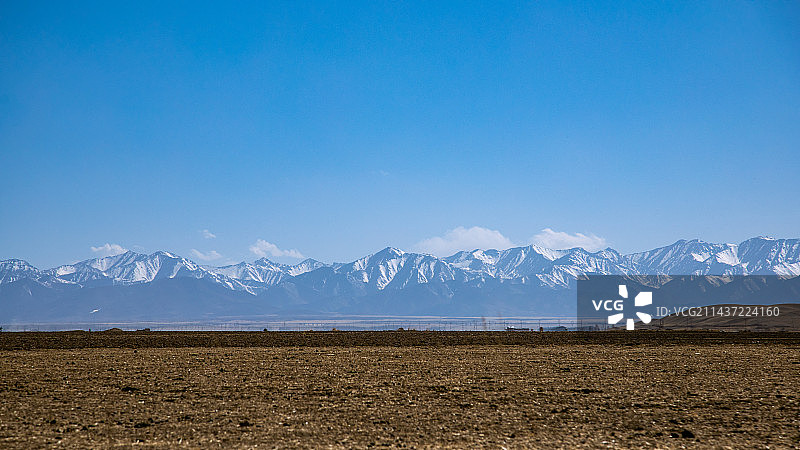 甘肃省张掖市山丹县山丹军马场-蓝天下的公路和田野图片素材