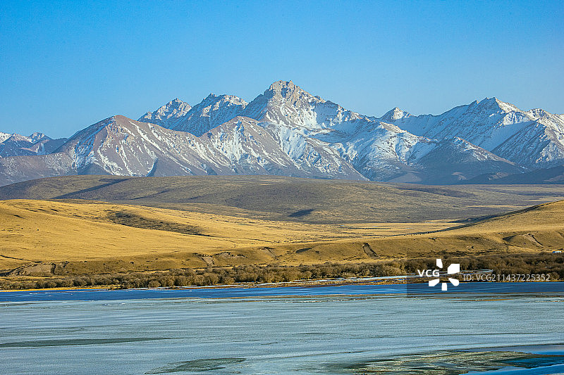 甘肃省张掖市山丹军马场-祁连山脉雪山与牧场图片素材