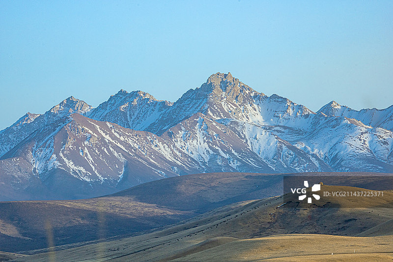 甘肃省张掖市山丹军马场-祁连山脉雪山与牧场图片素材
