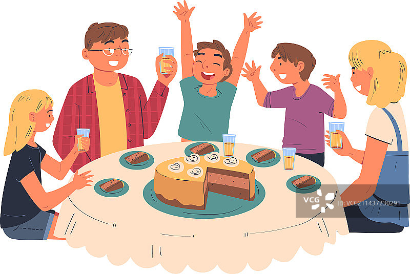 幸福的家庭坐在一起吃蛋糕图片素材