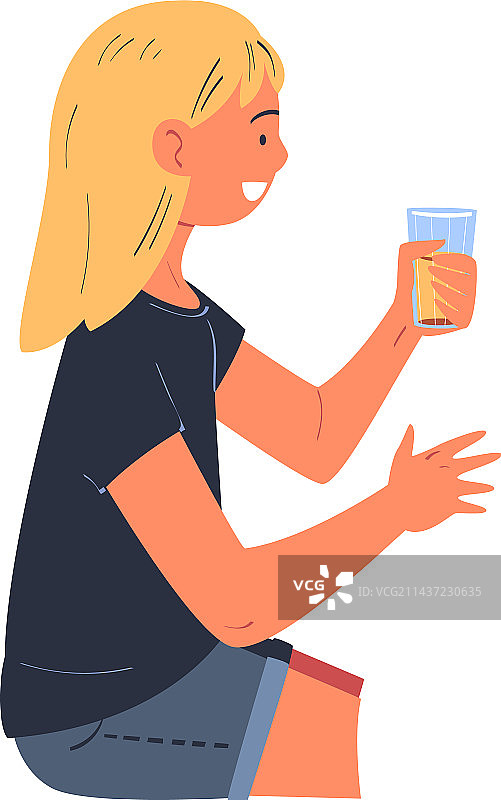 快乐的金发女孩喝着柠檬水图片素材