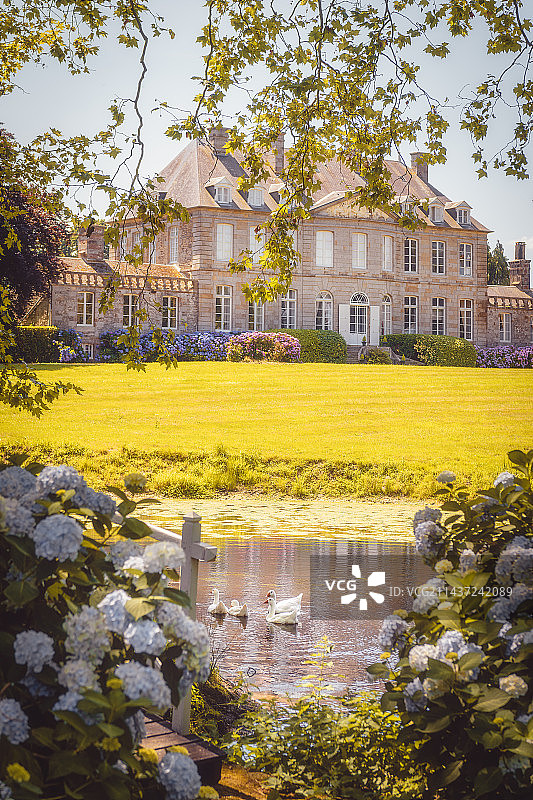 法国诺曼底海岸小镇的花园城堡图片素材