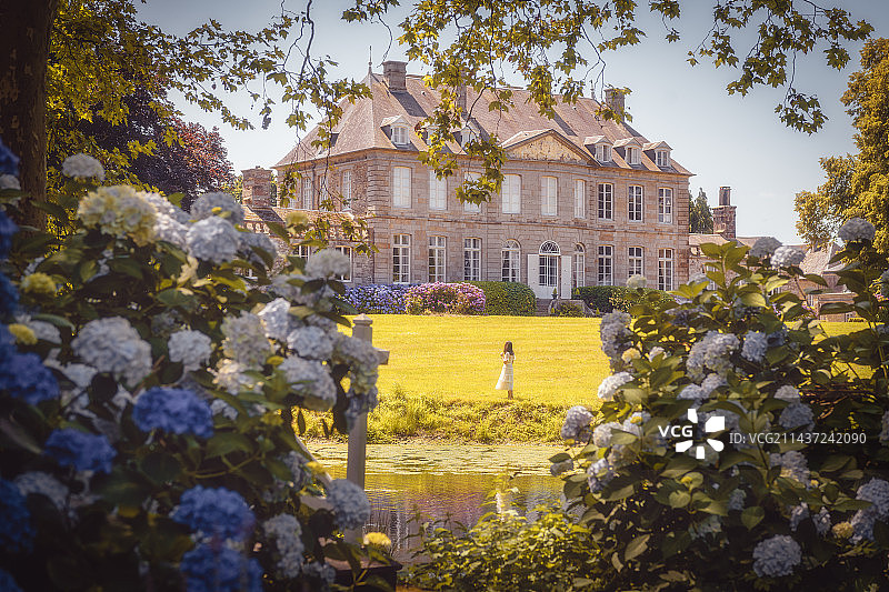 法国诺曼底海岸小镇的花园城堡图片素材