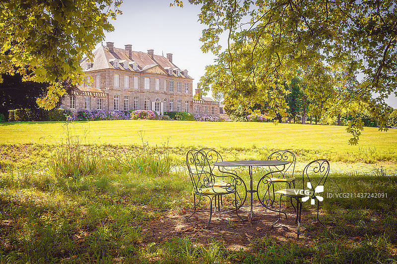 法国诺曼底海岸小镇的花园城堡图片素材