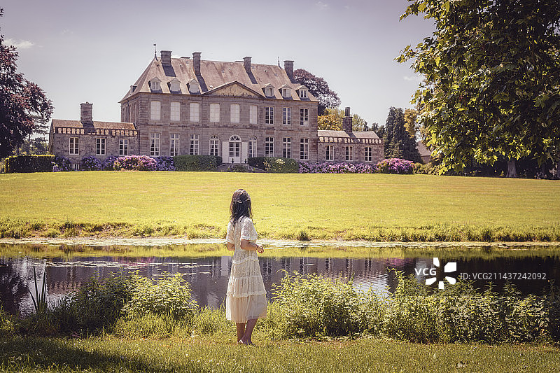 法国诺曼底海岸小镇的花园城堡图片素材