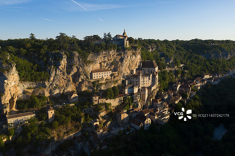 法国多尔多涅河谷罗卡马杜尔中世纪悬崖古城航拍全景图片素材