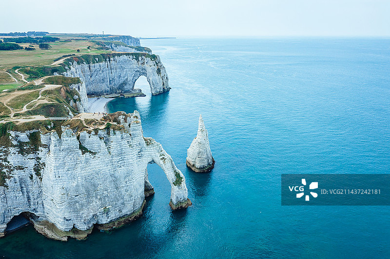 法国上诺曼底大区滨海塞纳省埃特尔塔小镇海岸象鼻山航拍全景图片素材