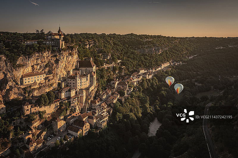 法国多尔多涅河谷罗卡马杜尔中世纪悬崖古城航拍全景图片素材