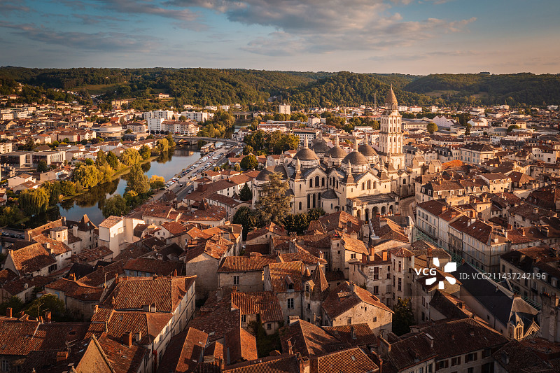 法国多尔多涅省西南部省会城市佩里格日落航拍全景图片素材