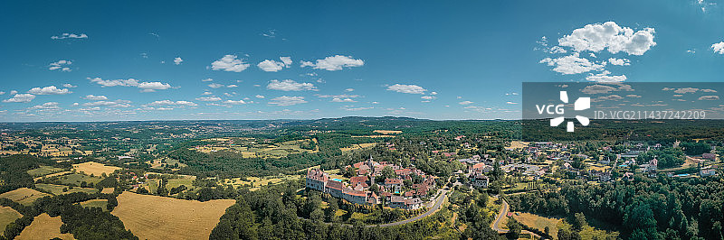 法国多尔多涅河谷卢布雷萨克小镇航拍全景图片素材