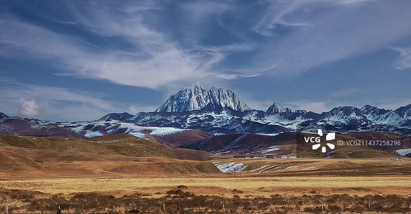 白雪皑皑的群山映衬着多云的天空图片素材