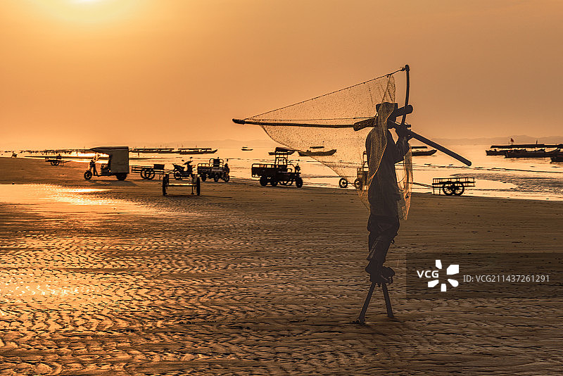 防城东兴万尾金滩之京族高跷捕鱼图片素材