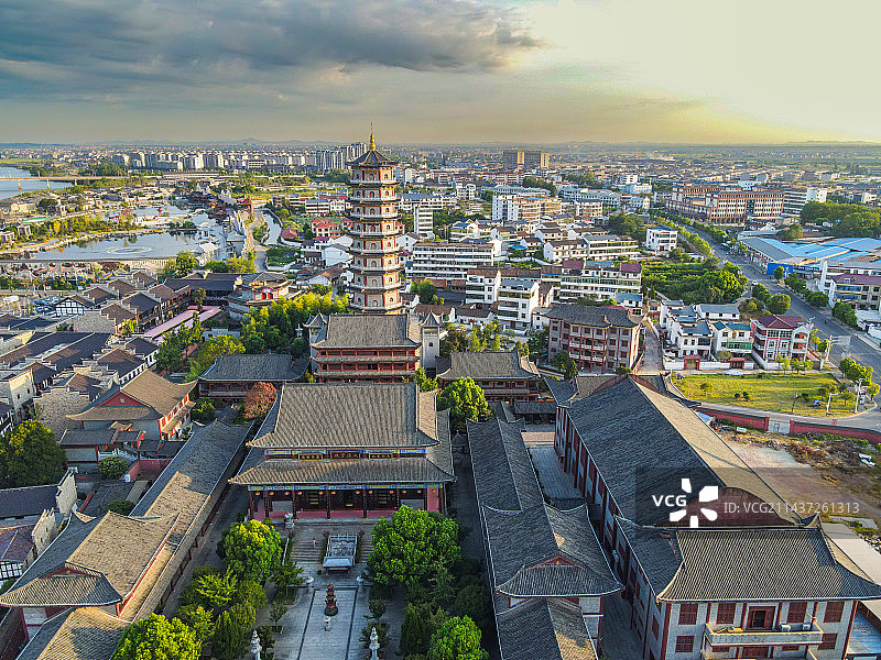 航拍夕阳下抚州文昌里景区正觉寺万佛宝塔图片素材
