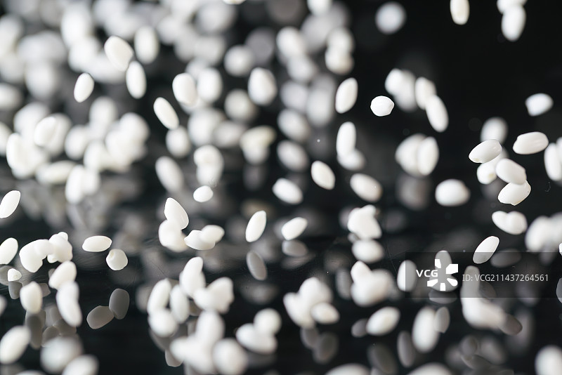 糯米掉落下来的瞬间高速创意摄影图片素材