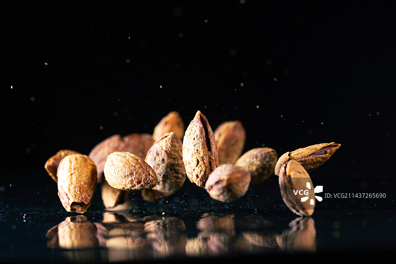 巴坦木掉落黑色背景高速创意摄影图片素材