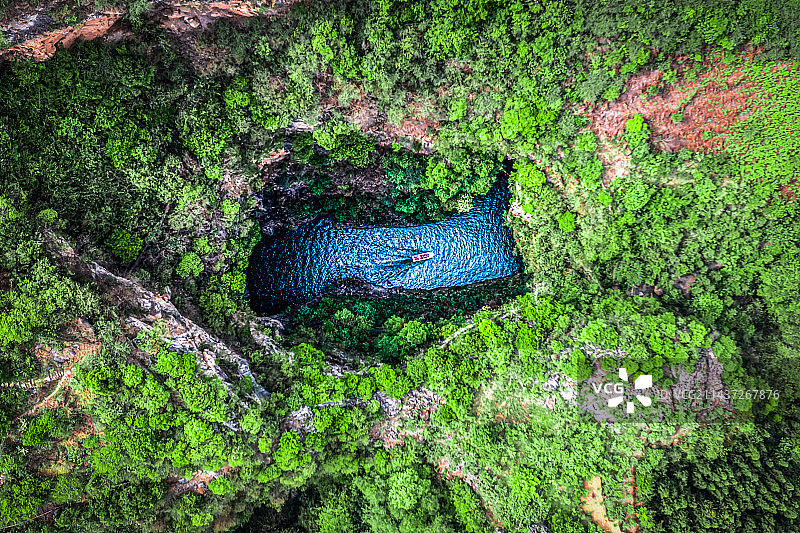 贵州春季航拍天坑洞穴中的船图片素材