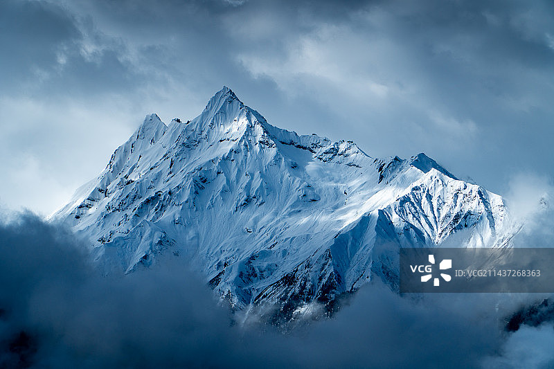 寒威千里望，玉立雪山中图片素材