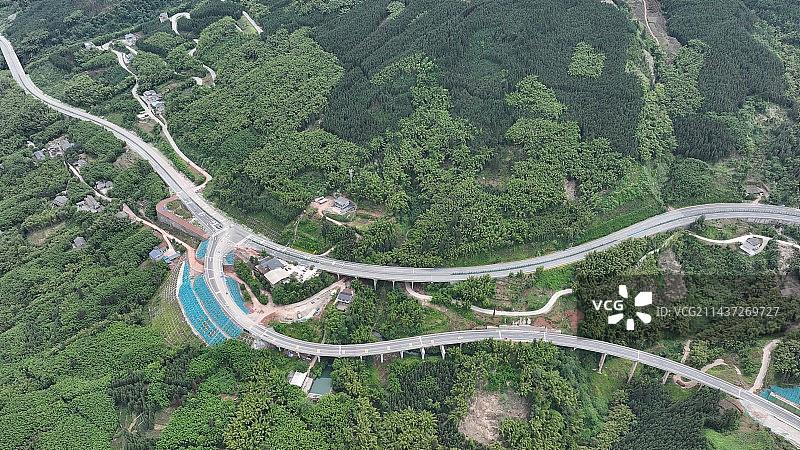 四川省洪雅县瓦屋山快速通道公路建成，快速通道是峨眉山、瓦屋山、周公山重要连接线，为旅游起到重要作用。图片素材
