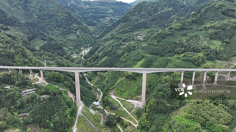 四川省洪雅县瓦屋山快速通道公路建成，快速通道是峨眉山、瓦屋山、周公山重要连接线，为旅游起到重要作用。图片素材