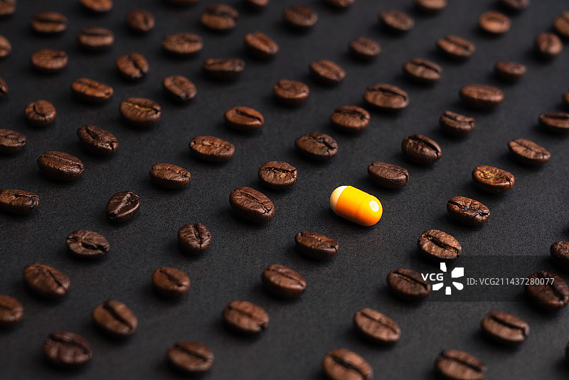 桌子上的药丸和咖啡豆特写镜头静物照图片素材