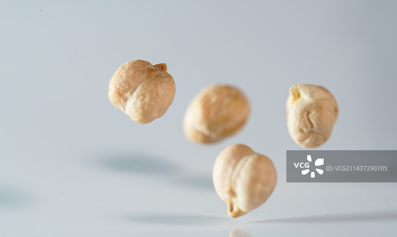 鹰嘴豆掉落白色背景高速创意摄影图片素材