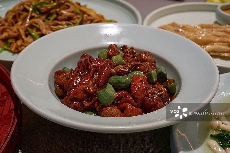 餐桌上碗中食物的高角度视图——腊八蒜烧肥肠图片素材