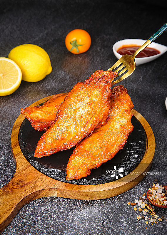 深底上的鸡柳图片素材