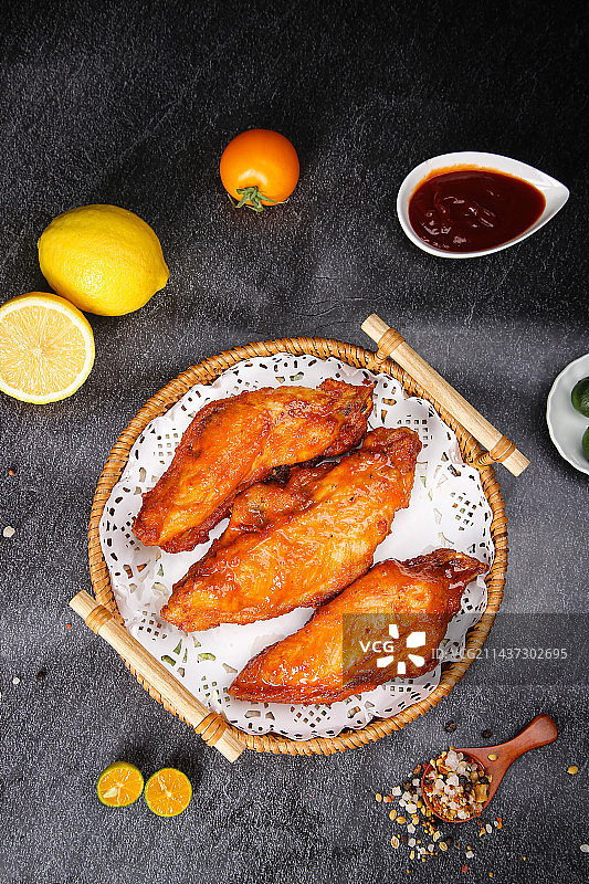 深底上的鸡柳图片素材