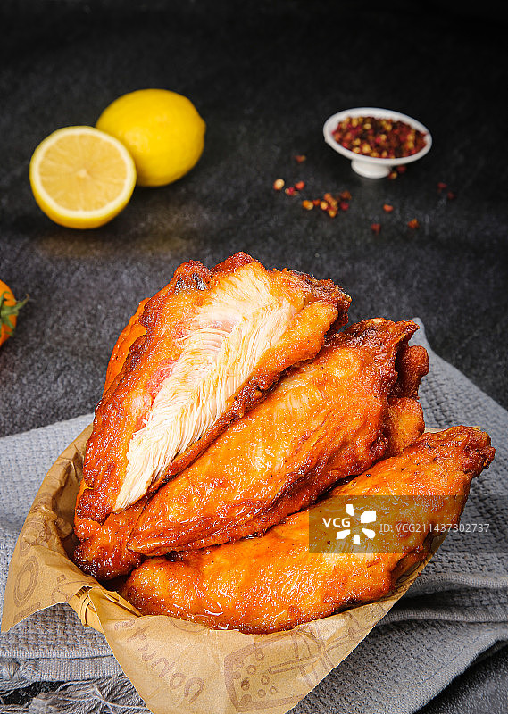 深底上的鸡柳图片素材