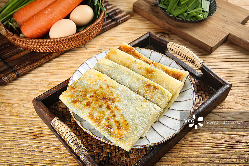 木底上的韭菜盒子图片素材