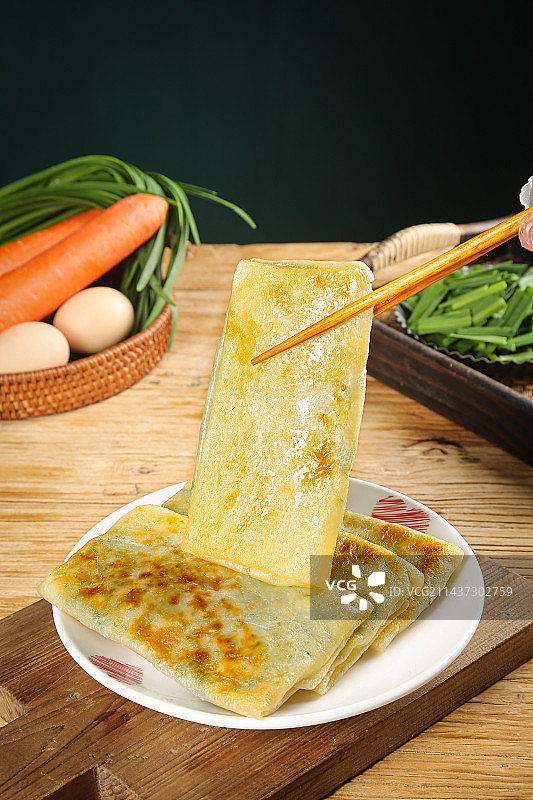 木底上的韭菜盒子图片素材