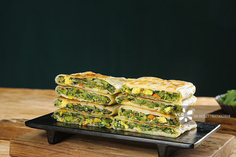 木底上的韭菜盒子图片素材