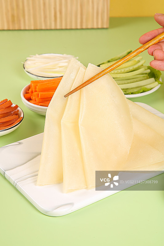 浅底上的卷饼图片素材