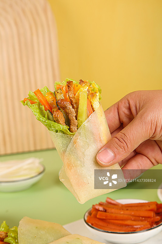 浅底上的卷饼图片素材