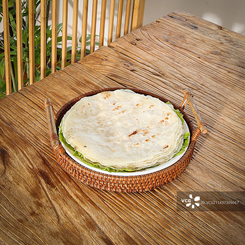 深底上的卷饼图片素材