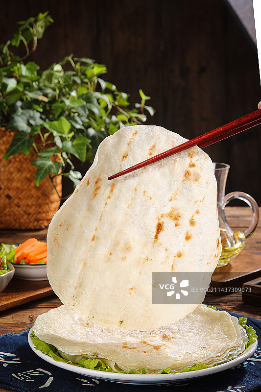 深底上的卷饼图片素材