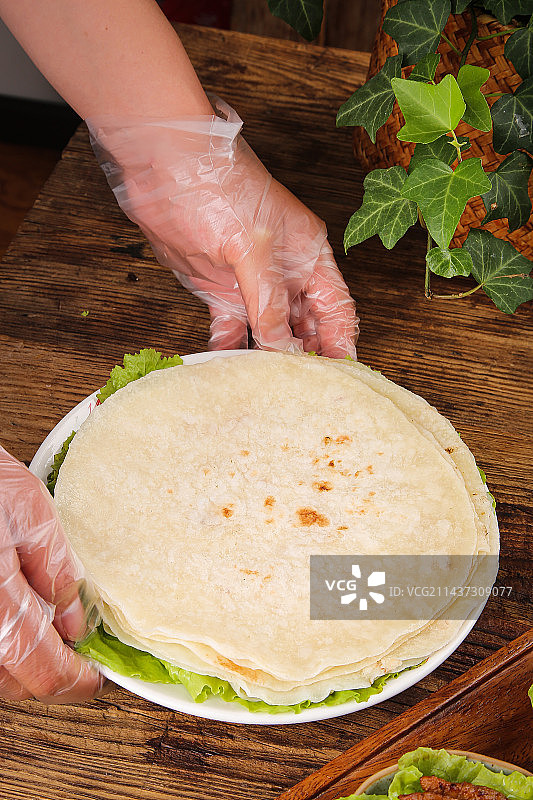 深底上的卷饼图片素材