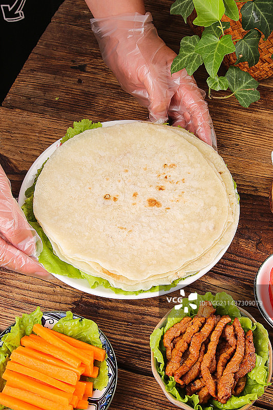 深底上的卷饼图片素材