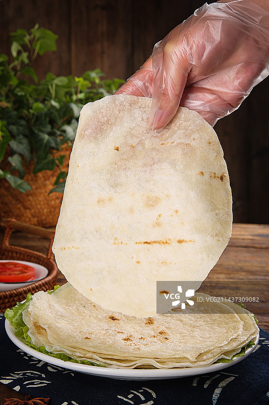 深底上的卷饼图片素材