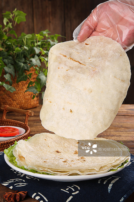 深底上的卷饼图片素材