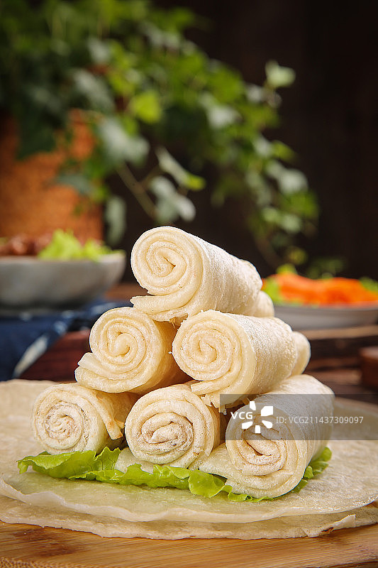 深底上的卷饼图片素材