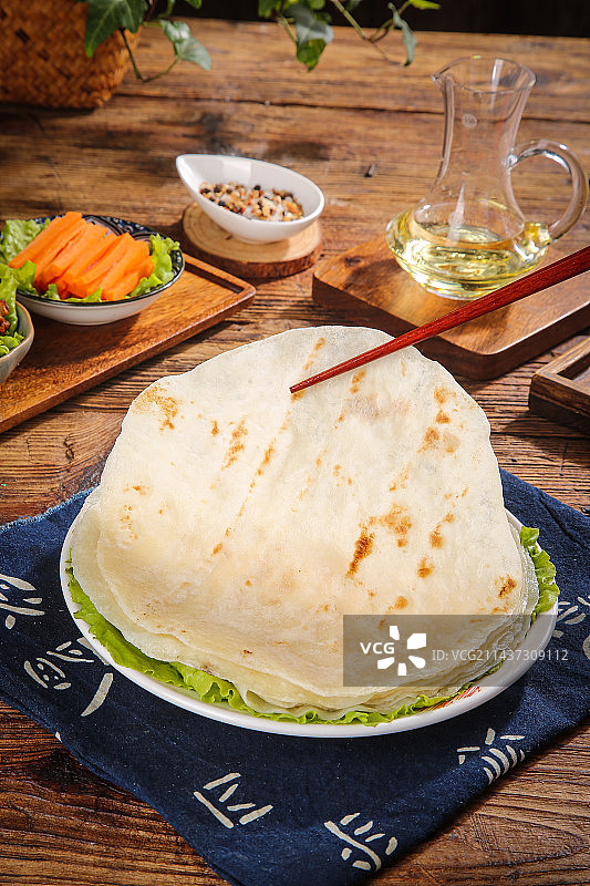 深底上的卷饼图片素材