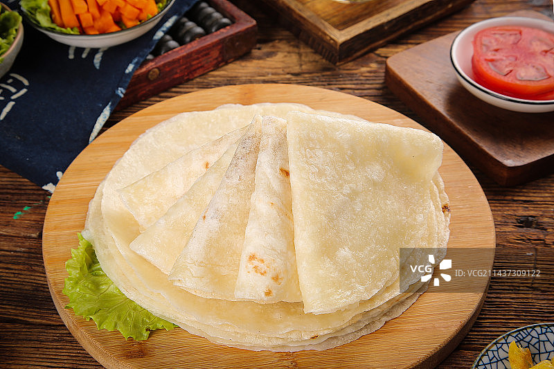 深底上的卷饼图片素材