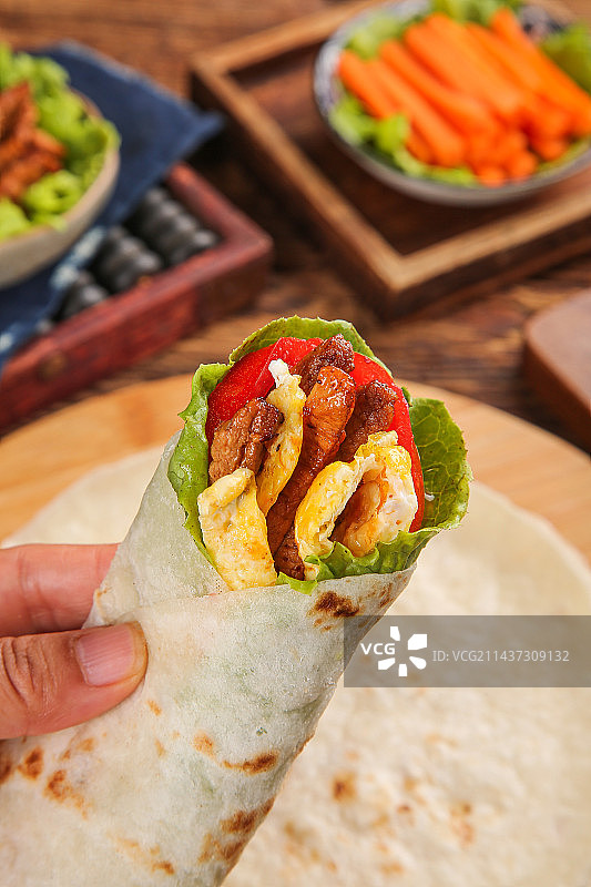 深底上的卷饼图片素材