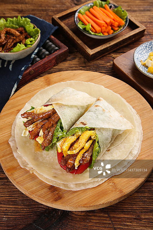 深底上的卷饼图片素材