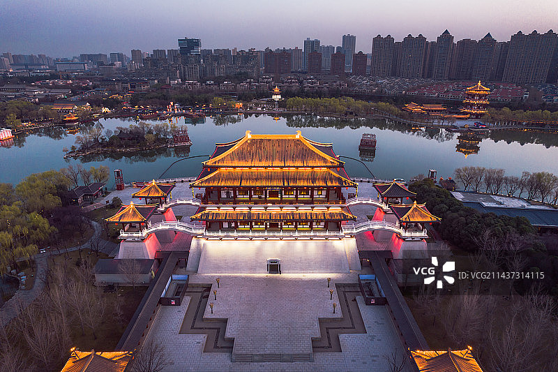 西安大唐芙蓉园紫云楼夜景图片素材